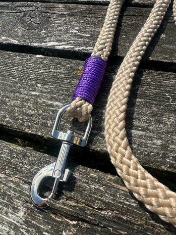Halstertouw met afwerking